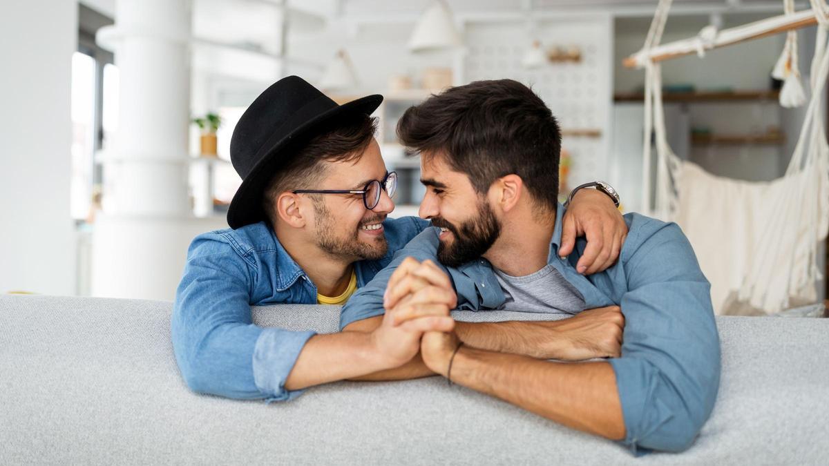 Feliz pareja de hombres homosexuales pasando tiempo juntos lgtbiq