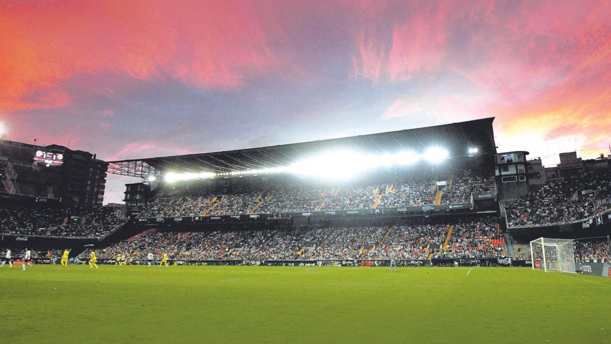 Mestalla, iluminado al atardecer