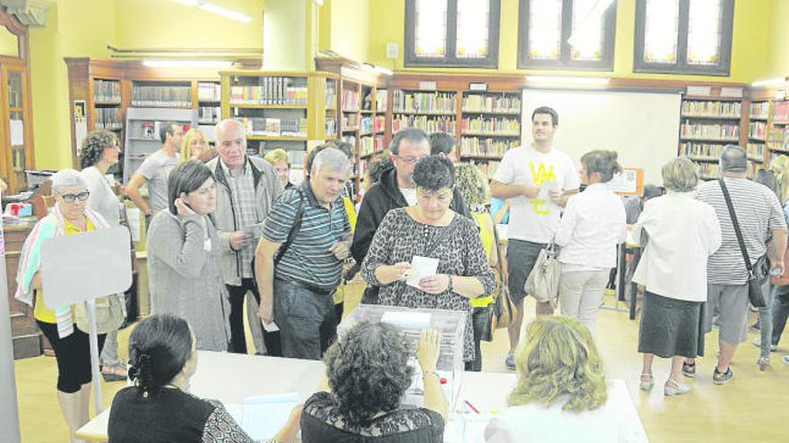 Jornada electoral a l&#039;institut Lluís de Peguera de Manresa, diumenge