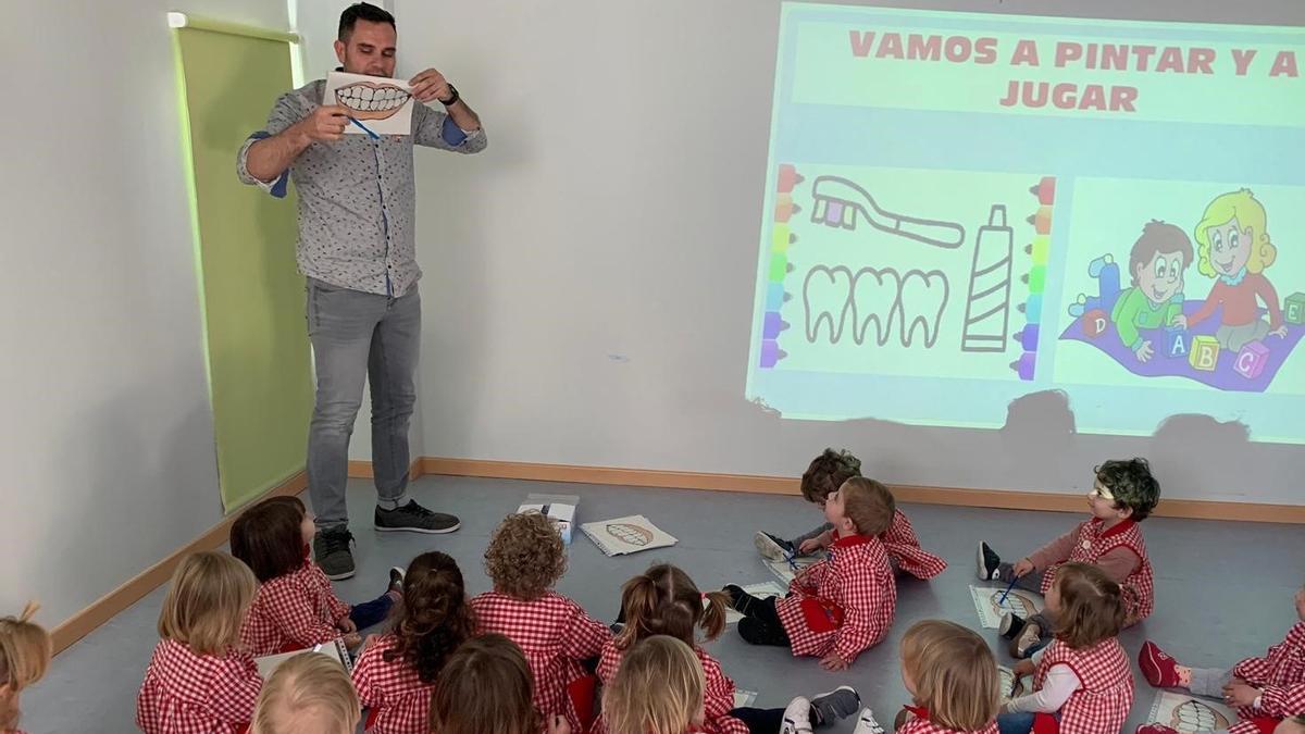 Niños y niñas de Infantil durante una clase sobre higiene dental.