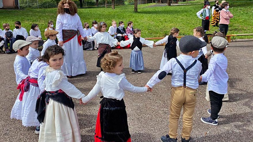 El Villar Paramá celebra las Letras Galegas con bailes y visitas especiales