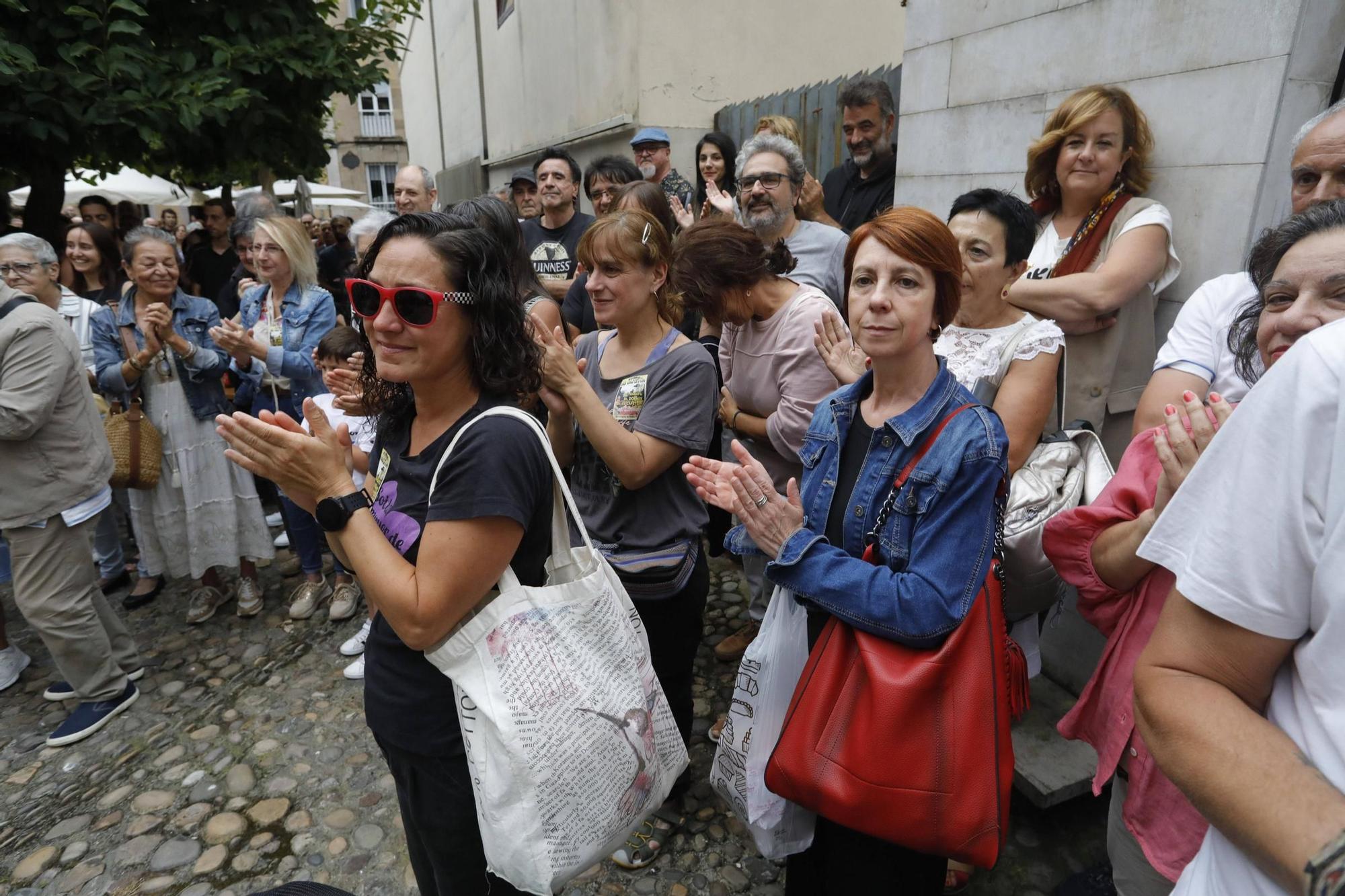 Así fue la despedida y el homenaje de amigos y clientes del Cafetón en Avilés a sus dueños, muertos en León