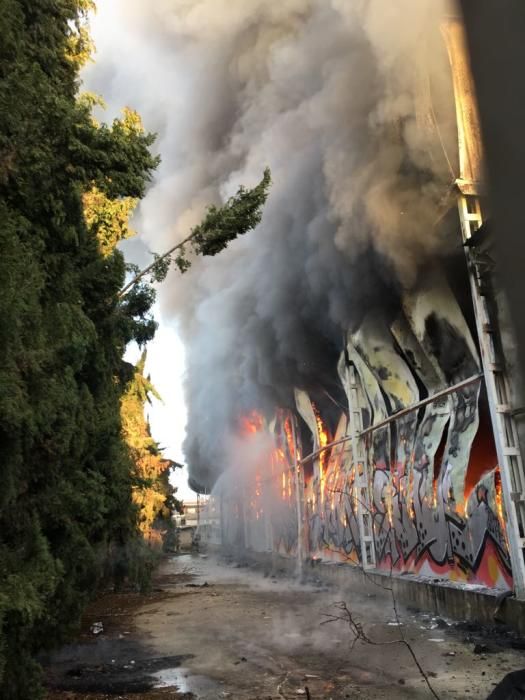 Incendio de la antigua fábrica de zumos Rostoy en Murcia