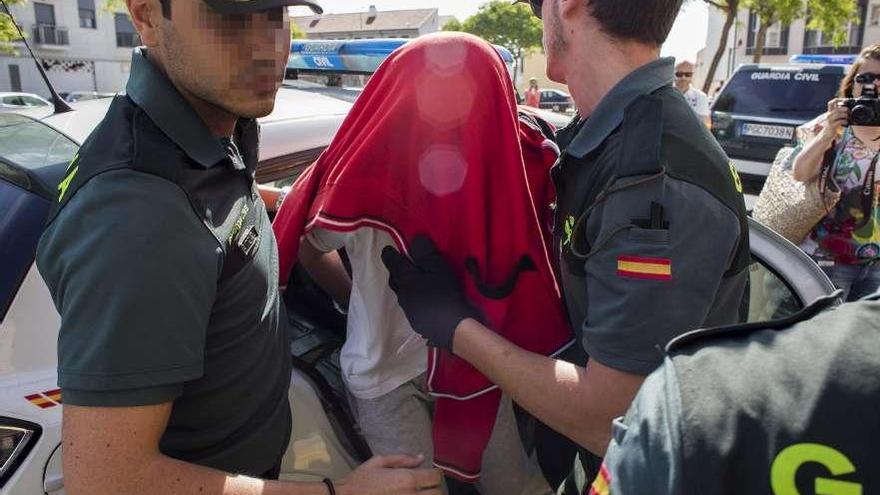 El joven valenciano detenido el jueves por celebrar el asesinato de Carrasco, a su salida del juzgado. // Efe