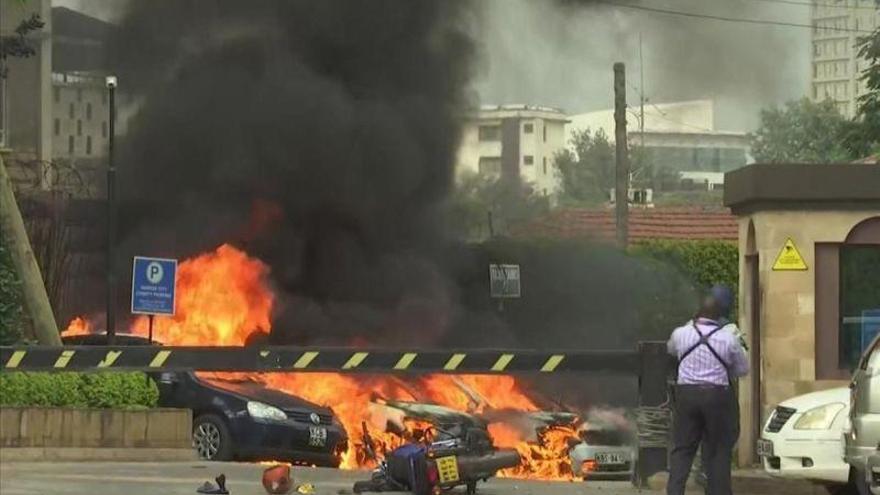 Última hora: Tiroteo y una fuerte explosión en un complejo hotelero de Nairobi