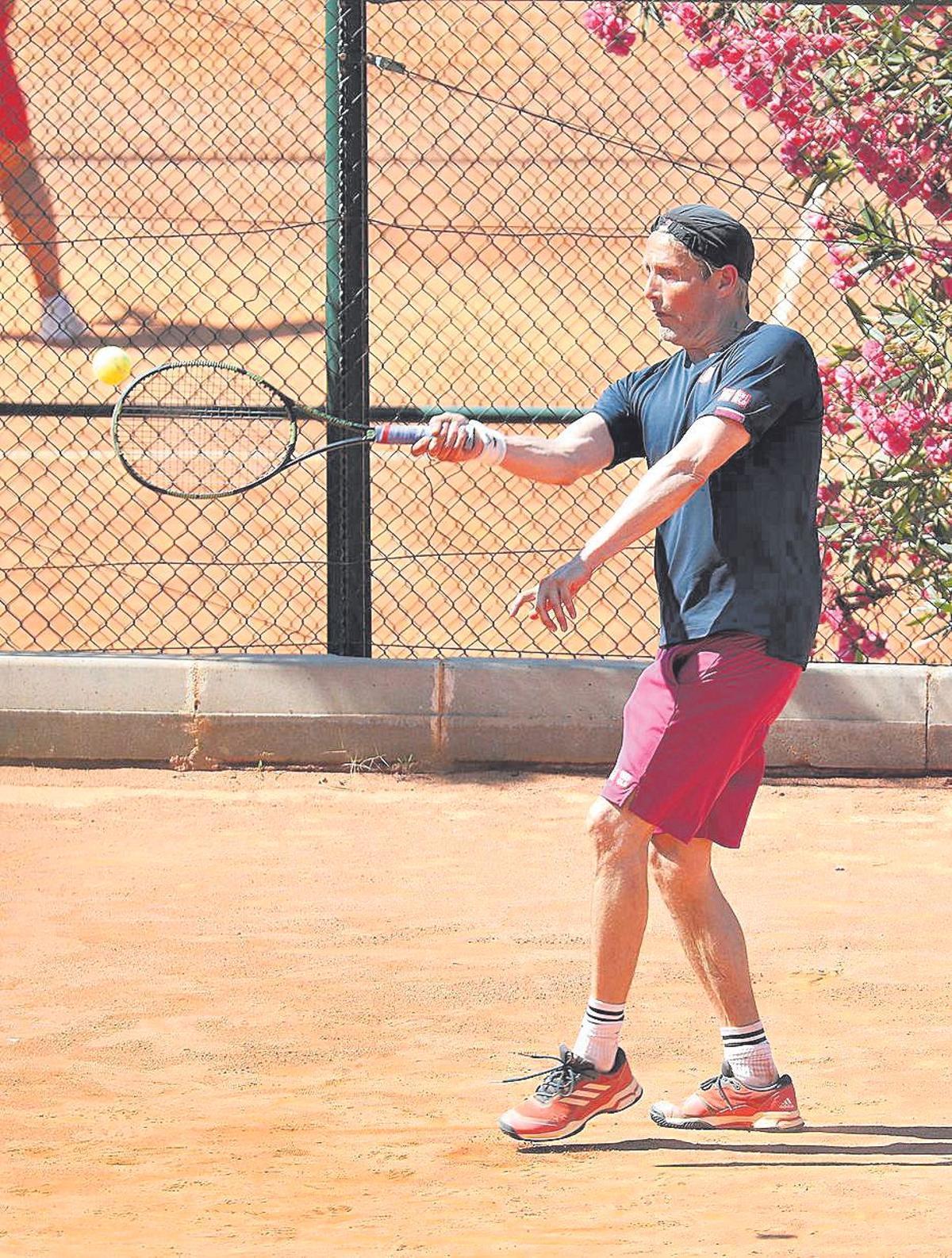 Mads Mikkelsen, jugando al tenis en Peguera