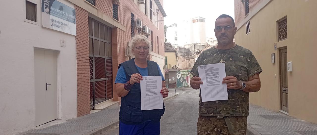 Los dirigentes vecinales Ana María Abad y Curro López, en Lagunillas con el manifiesto contra los pisos turísticos.