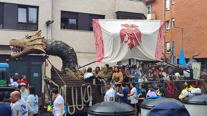 Grado se moja en un desfile que une a todo el pueblo