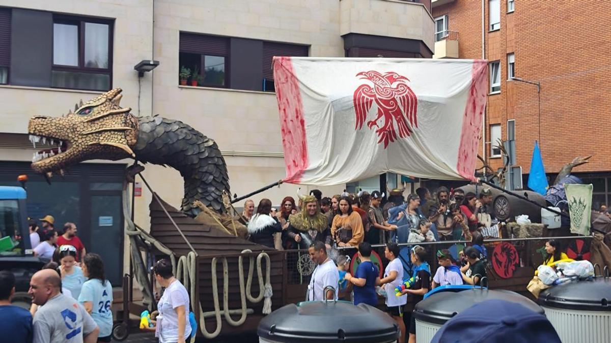 Grado se moja en un desfile que une a todo el pueblo