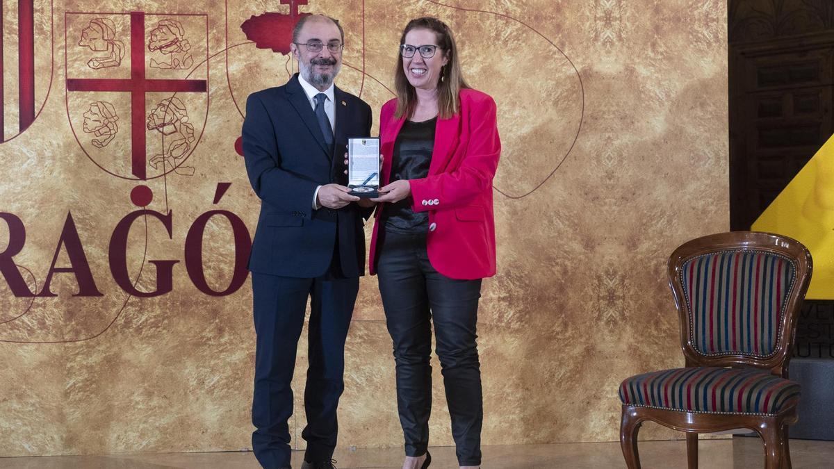 Lamban entrega de la &quot;Medalla Aragonesa de la Educación&quot; a la directora del colegio de educación especial Gloria Fuertes de Andorra