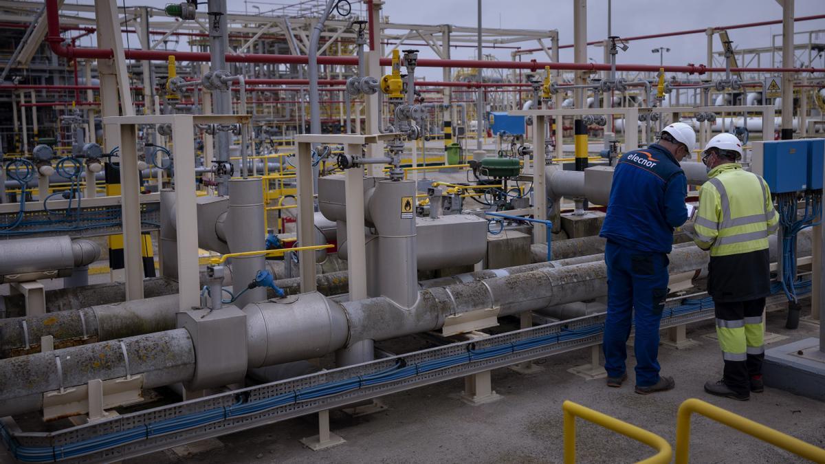Arbeiter sind in einer Regasifizierungsanlage des spanischen Unternehmens Enagas im Einsatz. Diese ist die größte LNG-Anlage Europas.