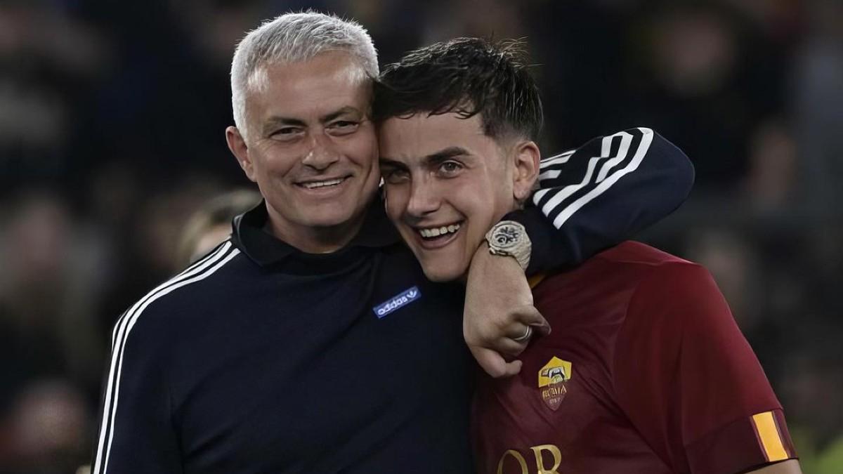 Paulo Dybala con Jose Mourinho en la Roma