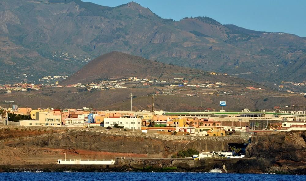 Erección del aerogenerador de Plocan en aguas de Telde