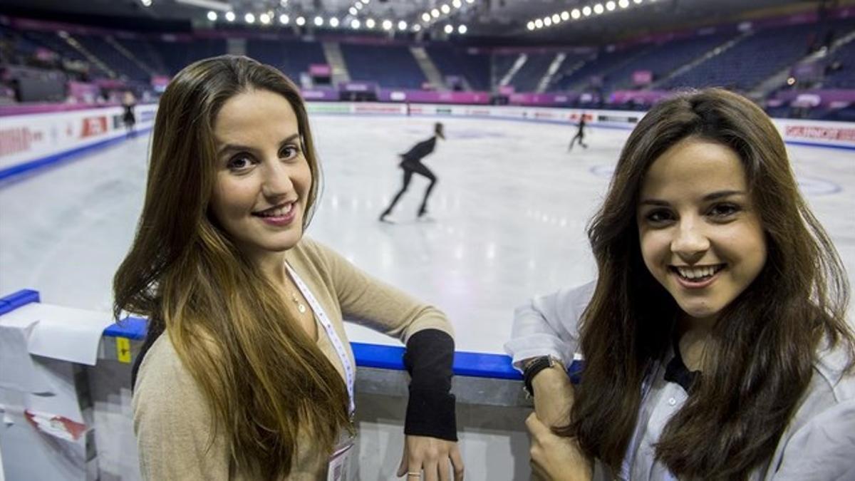 Sonia Lafuente y Sara Hurtado, ante la pista de la final del Grand Prix en Barcelona.