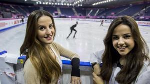 Sonia Lafuente i Sara Hurtado, davant la pista de la final del Grand Prix a Barcelona.