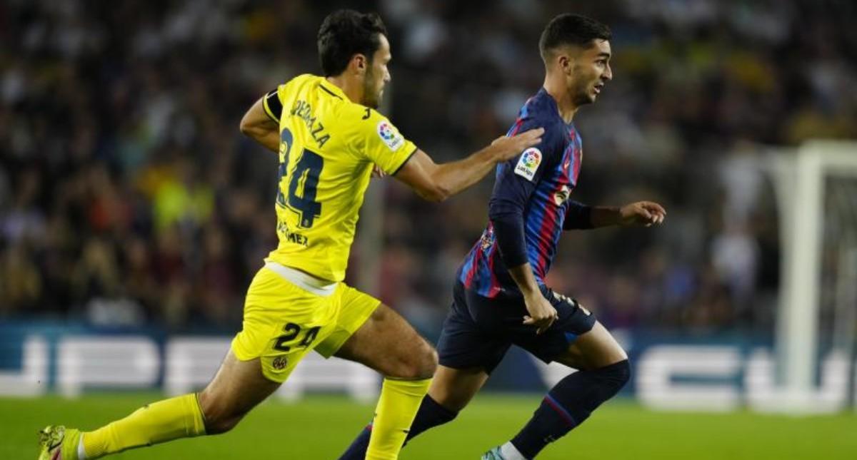 Pedraza lucha un balón ante Ferran Torres con el Villarreal