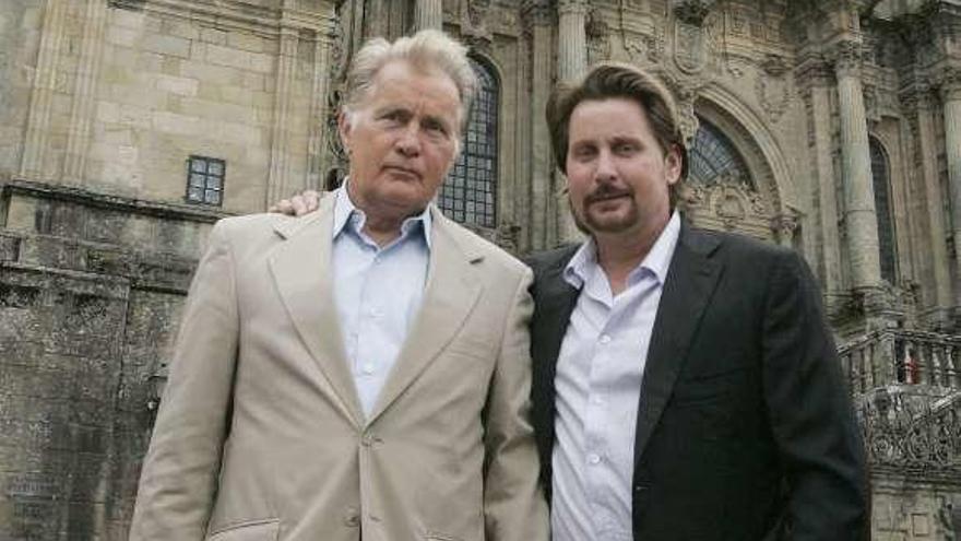 Martin Sheen y su hijo Emilio Estévez en el Obradoiro. // X. Álvarez