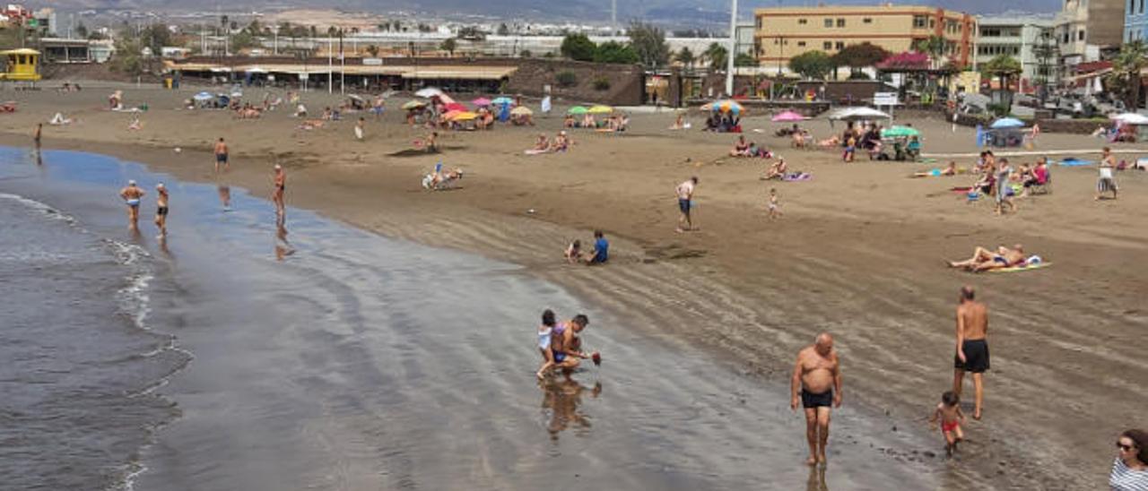 Una vista general de la playa de Melenara, ayer.