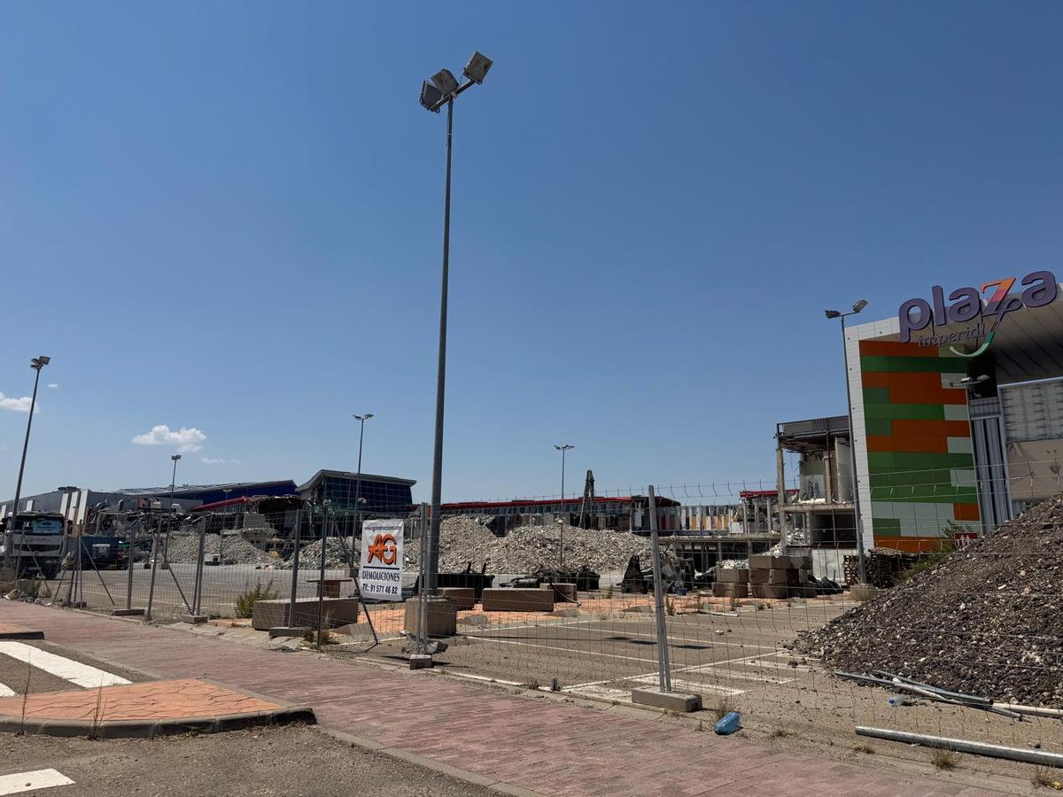 Continúa el derribo de la galería comercial de Plaza.