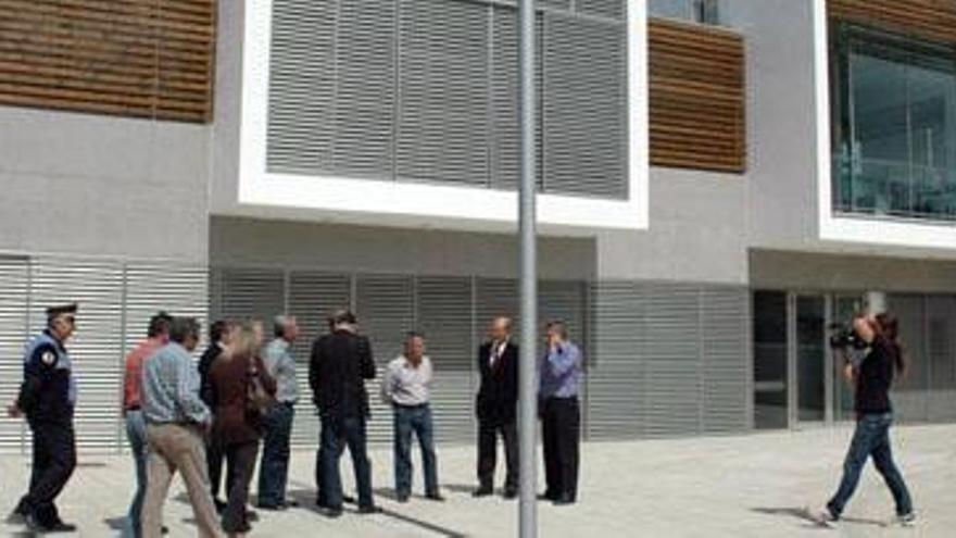 Imagen de las autoridades ante el edificio  de Usos Múltiples de Costa Calma, ayer. i LA PROVINCIA/DLP