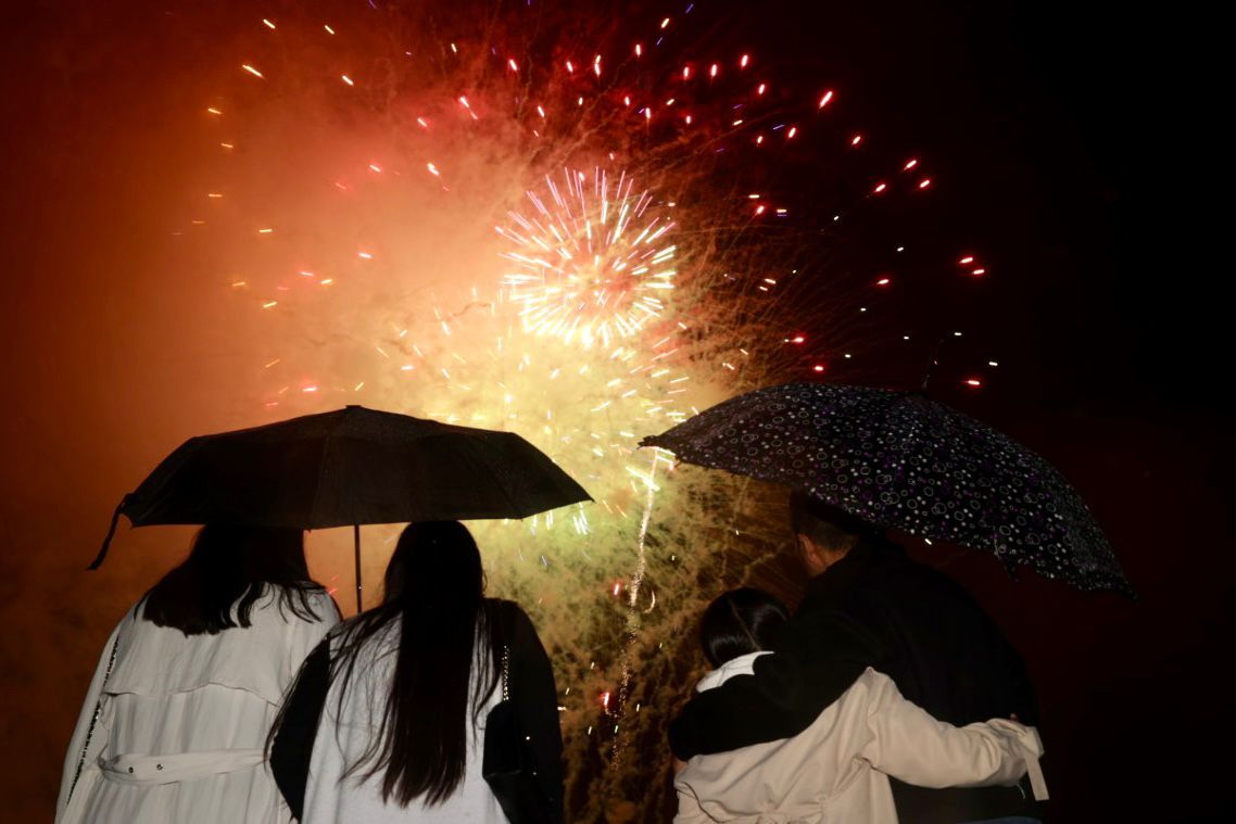 EN IMÁGENES: Así se vivieron unos fuegos de San Mateo bajo la lluvia en Oviedo