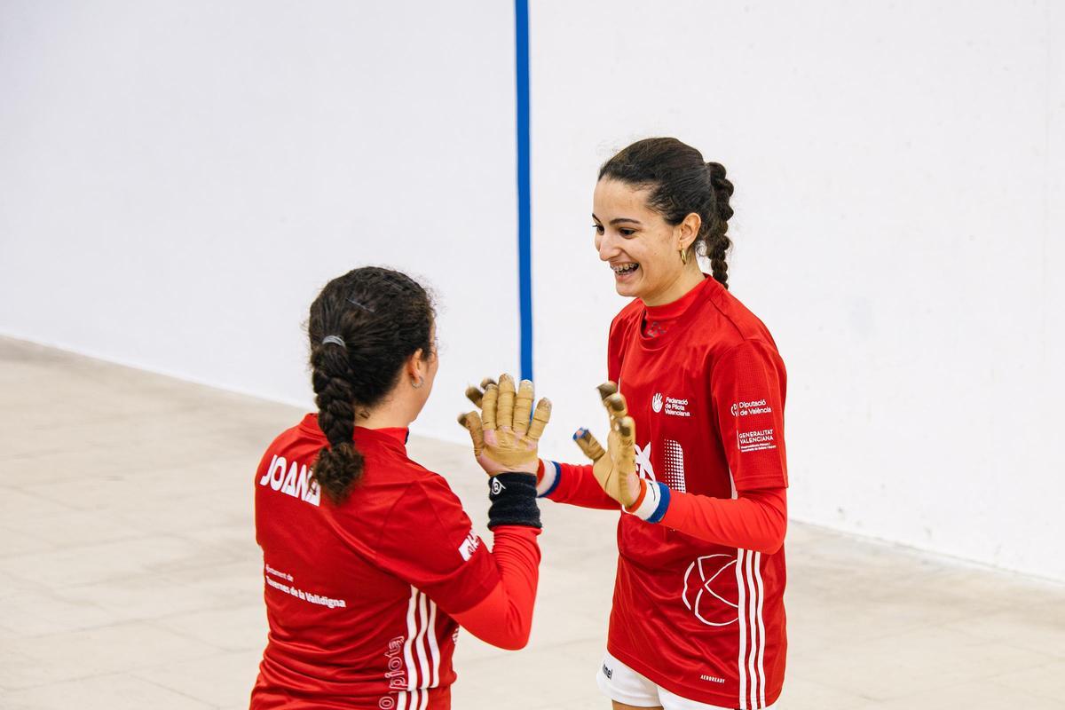 Joana i Júlia celebren la victoria.