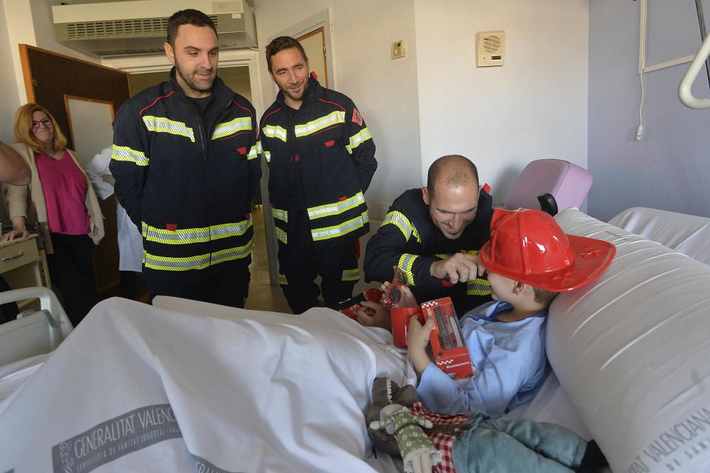 Los bomberos visitan la unidad de Pediatría del Hospital General de Elche.