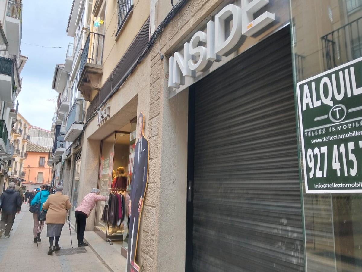 Inside, con la persiana cerrada en Plasencia y el cartel de alquiler.