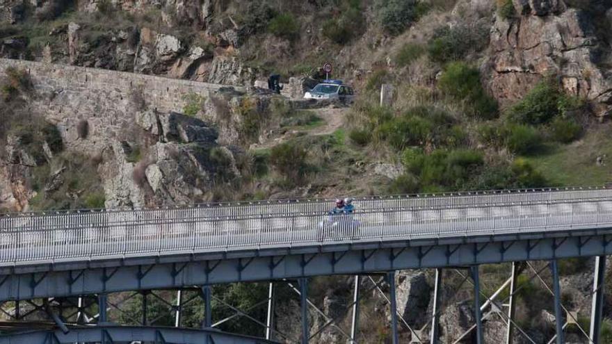 Puente de Requejo o Pino, con una patrulla de la Guardia Civil, al fondo, situada donde apareció el vehículo.