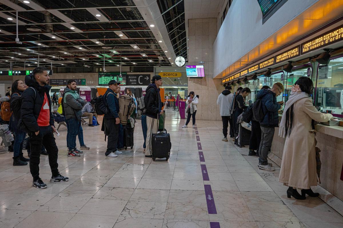 Desconcierto en la estación de Sants tras la suspensión del servicio de Rodalies