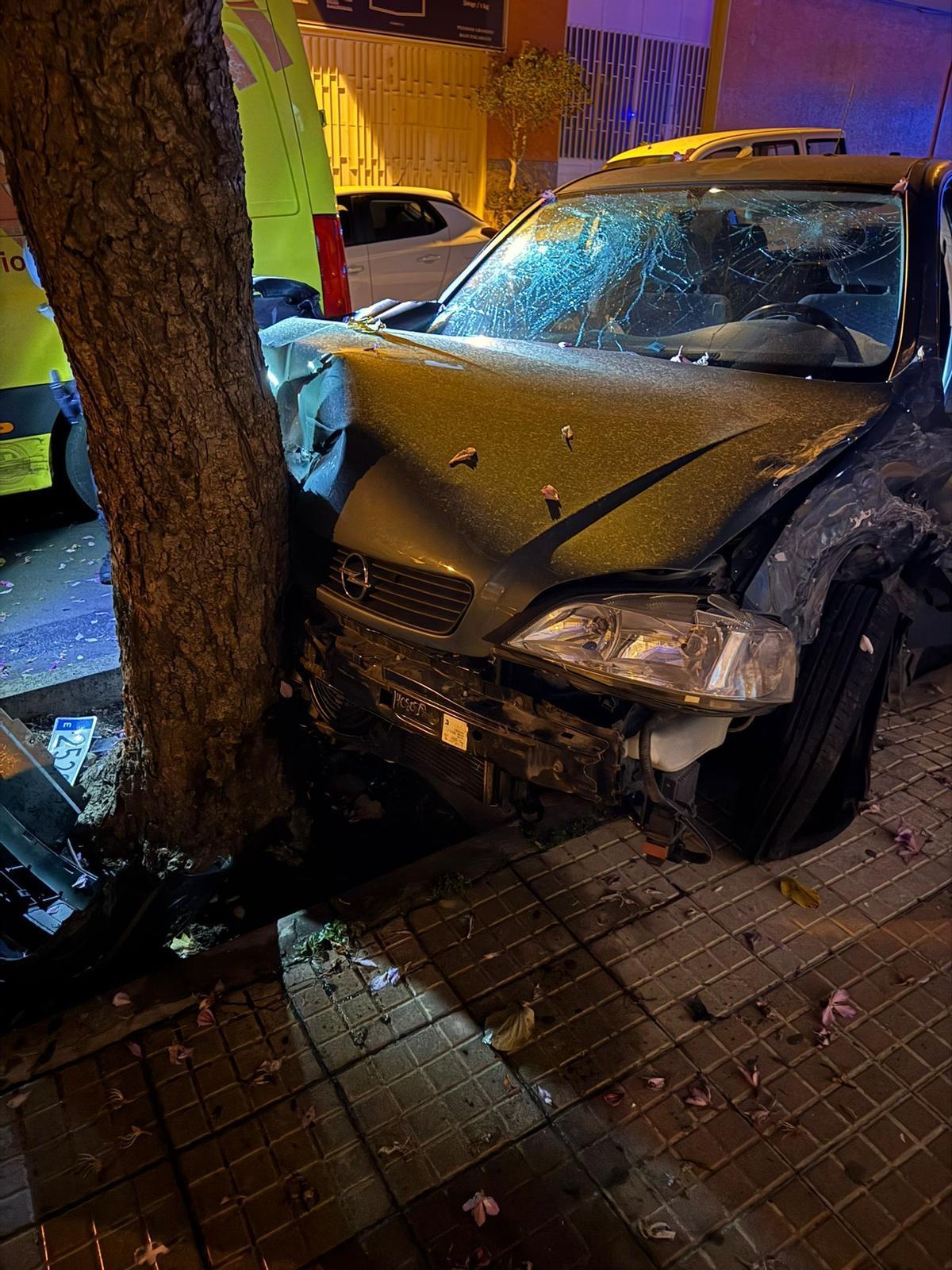 Vehículo sustraído empotrado en el árbol.