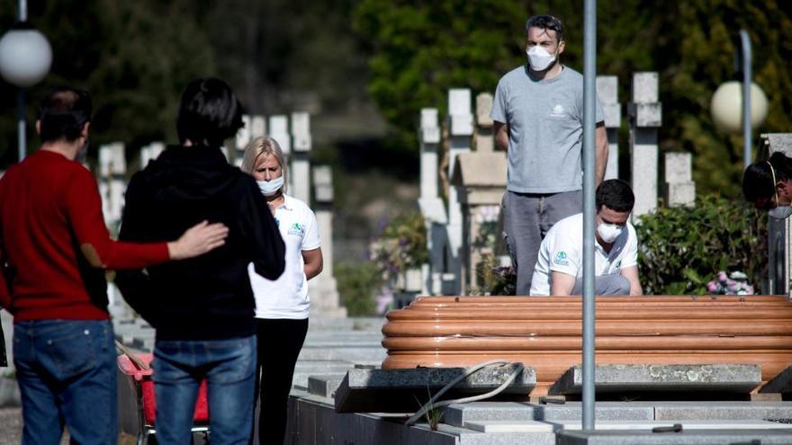 Celebración de un entierro por un fallecido a causa del coronavirus.