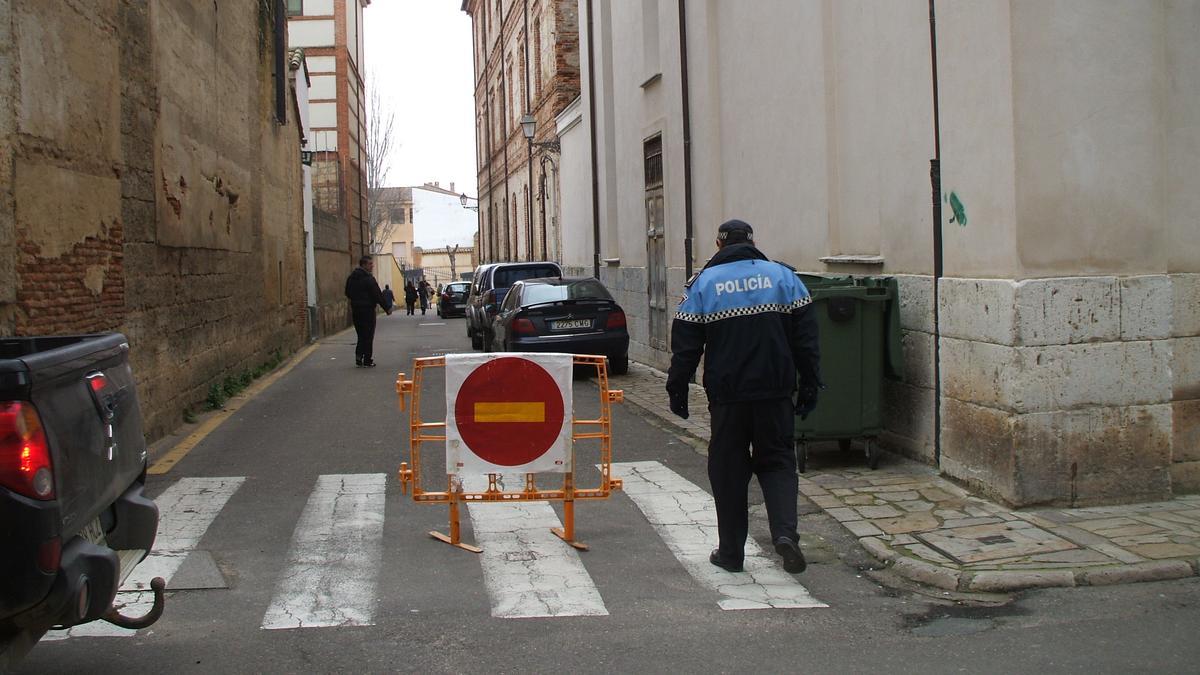 Un policía municipal en Toro.