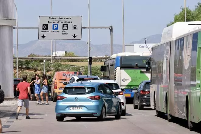 Las fotos del atasco de los 7.000 coches al día en el parking exprés del aeropuerto de Palma
