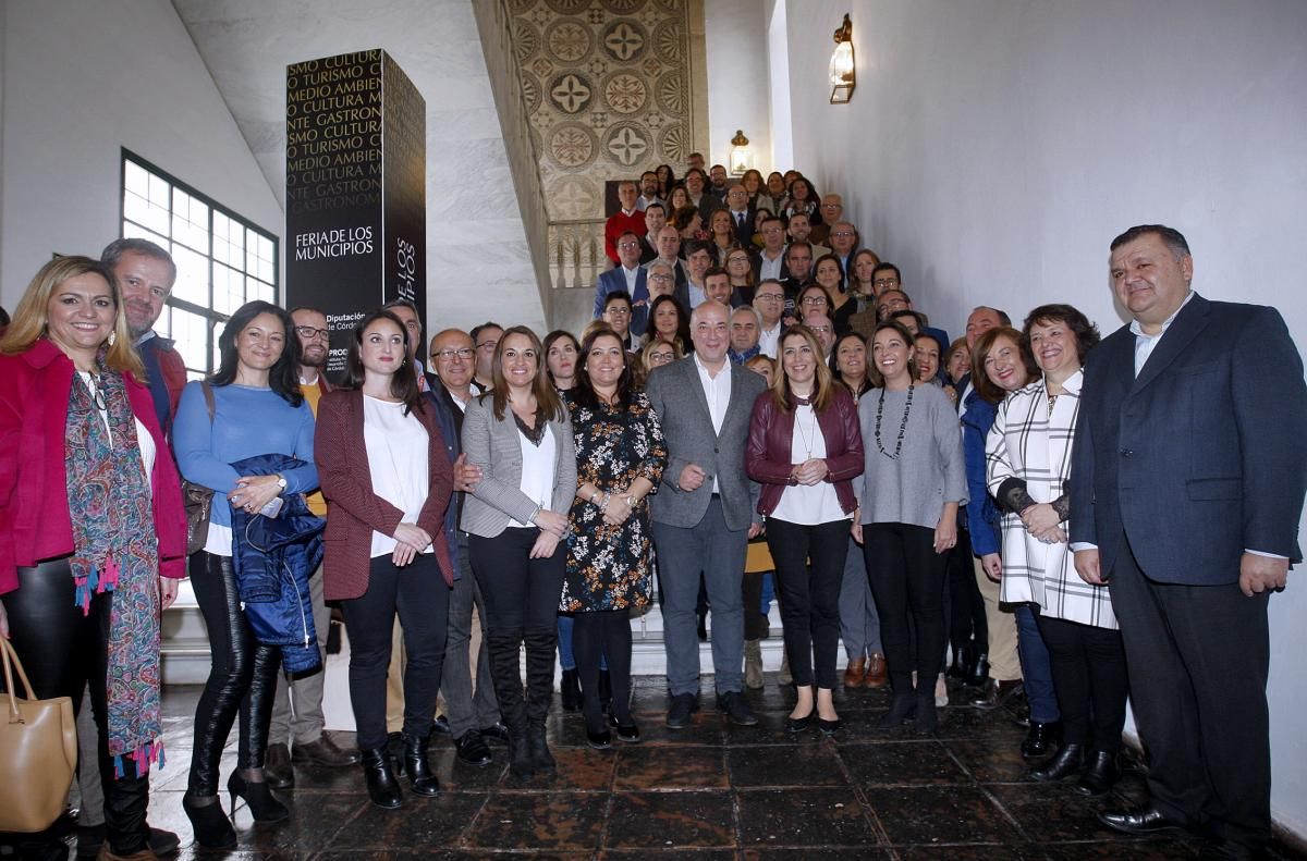 La presidenta de la Junta visita la Feria de los Municipios