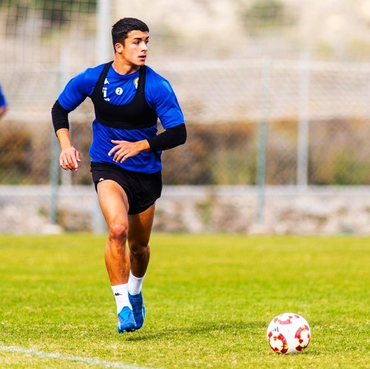Rubén Cantero, en un entrenamiento con el Hércules en Alicante antes de poner rumbo a Xerez.