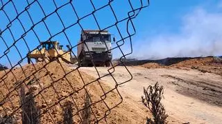 La maquinaria del Gobierno trata de frenar el fuego en la planta de Requena