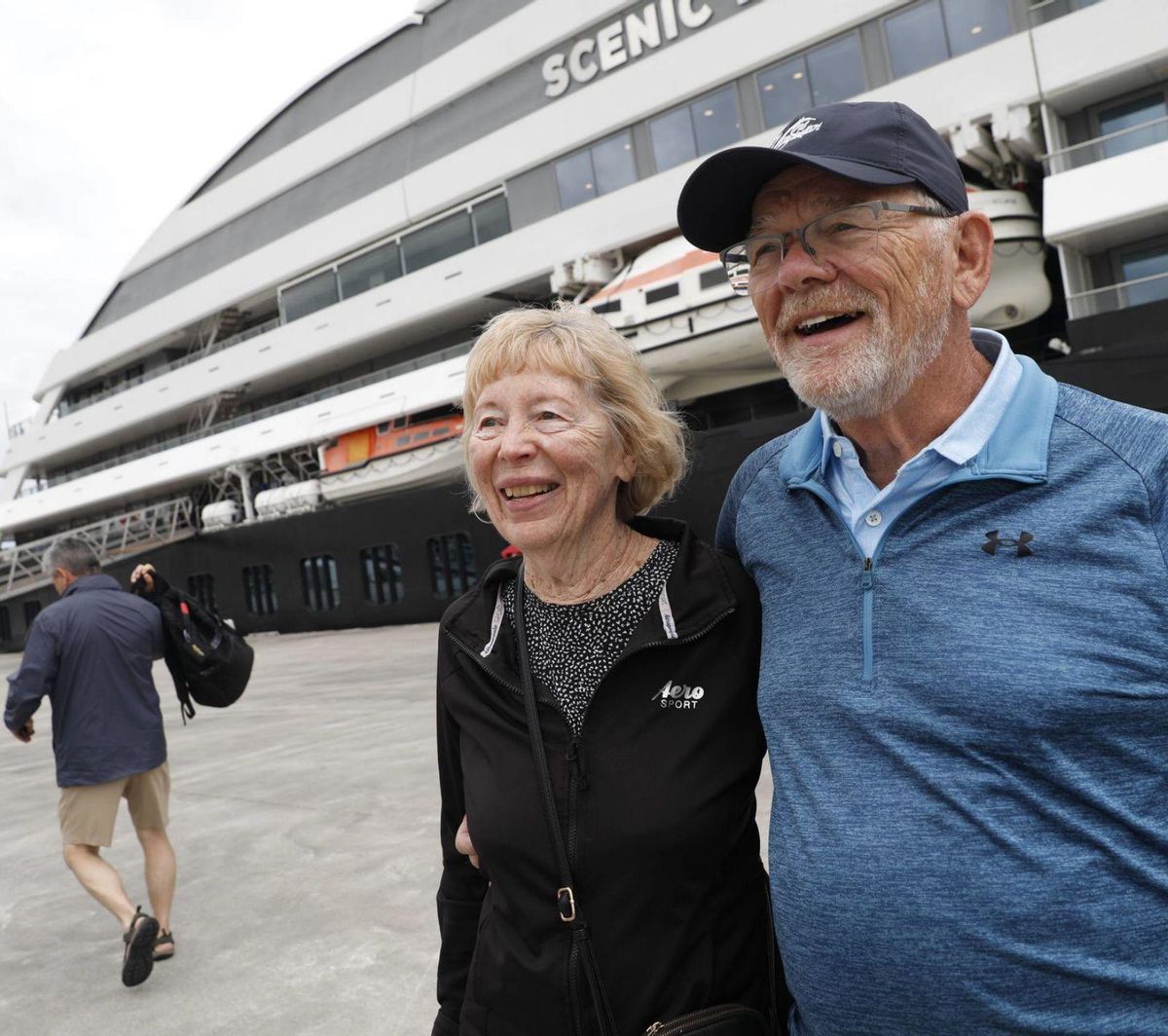Arriba, John y Brenda Walls tras haber visitado Cudillero. En el centro a la izquierda Peter Caooghan al final de su paseo por Avilés. En el centro a la derecha, un grupo de turistas antes de iniciar una visita guiada por la ciudad. Abajo, curiosos en la cafetería del NIemeyer tras contemplar el crucero «Scenic Eclipse». | MARA VILLAMUZA