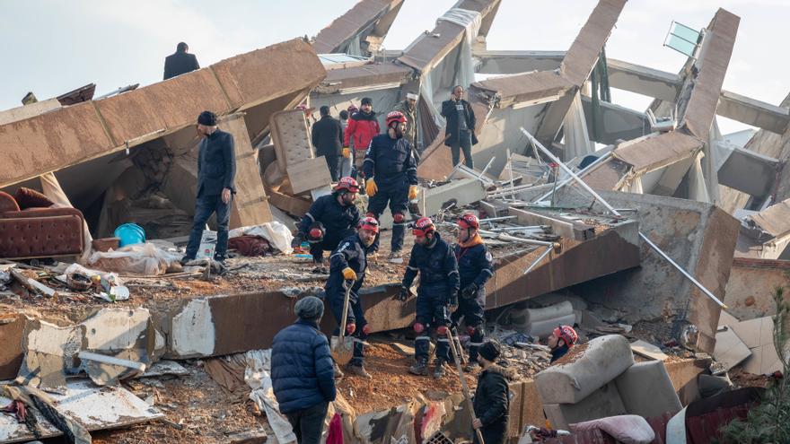 Ascendeixen a més de 15.500 els morts pels terratrèmols a Turquia i Síria