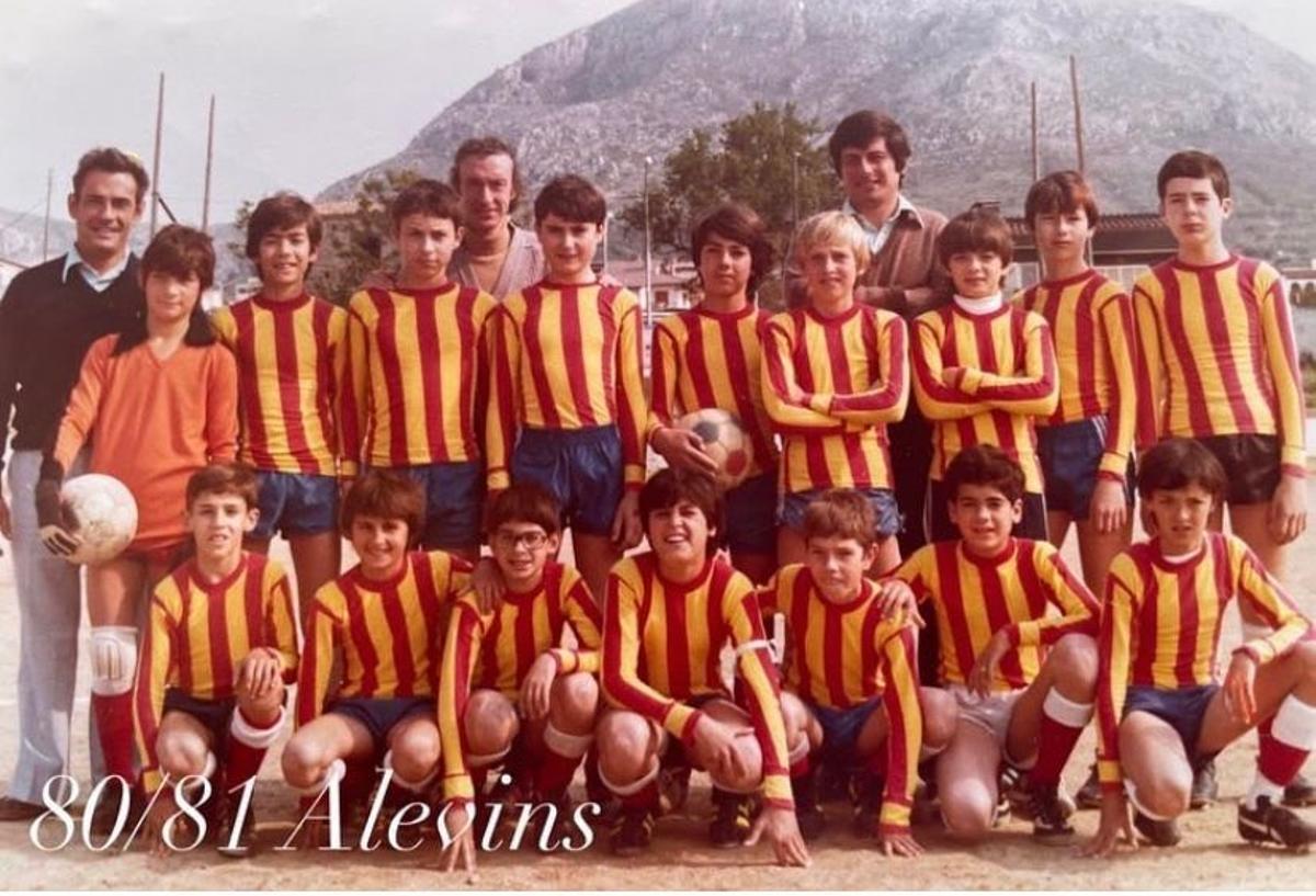 Judith Corominas amb els alevins del Torroella la temporada 1980-81.