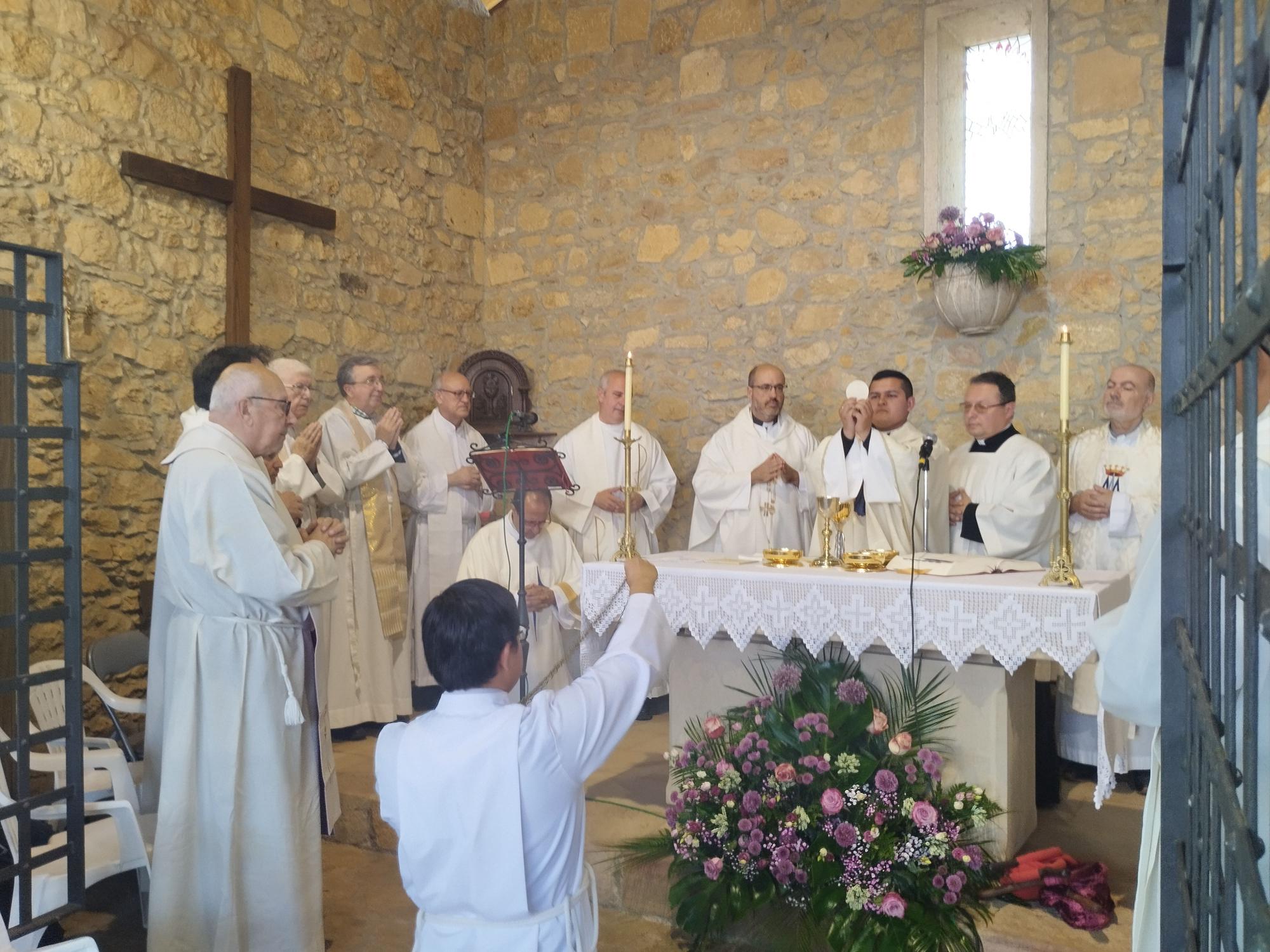 La misa solemne y procesión de la Virgen de la Cabeza en Meres, en imágenes