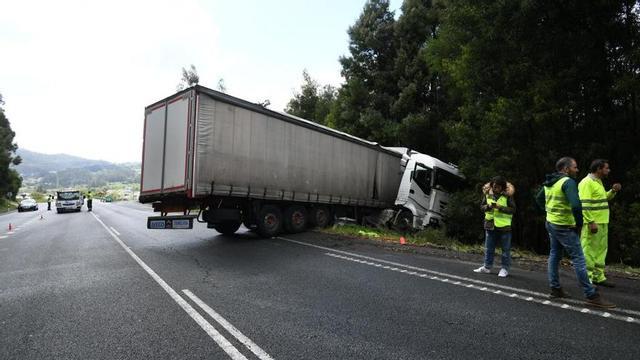 El camión siniestado en Cerponzóns.