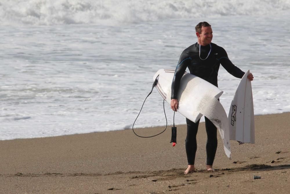 Las olas de 5 metros que se alcanzaron este miércoles en la costa malagueña fueron aprovechadas por unos pocos intrépidos surferos