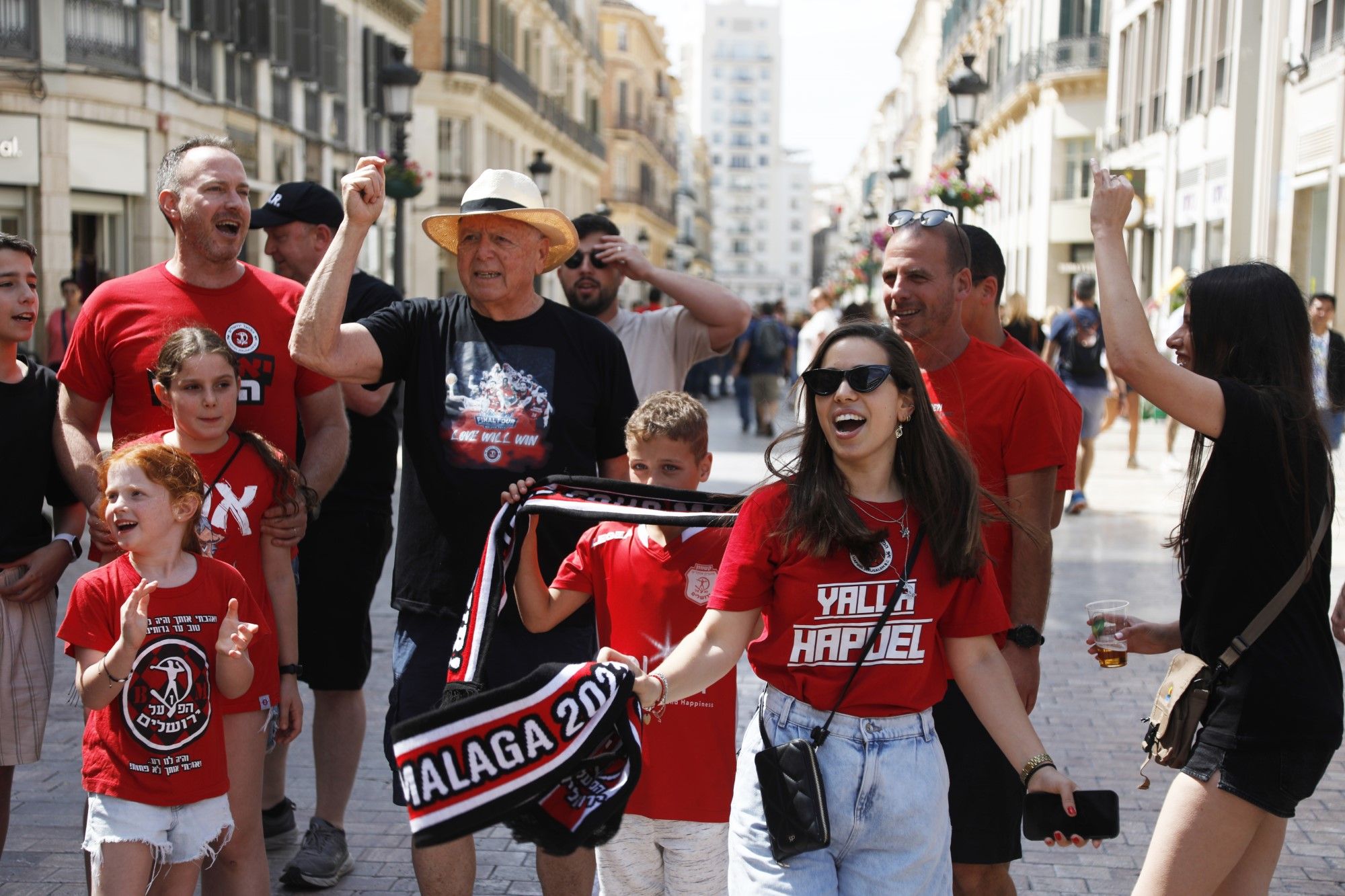 La aficiones ponen color al Centro de Málaga antes del inicio de la Final Four de la BCL