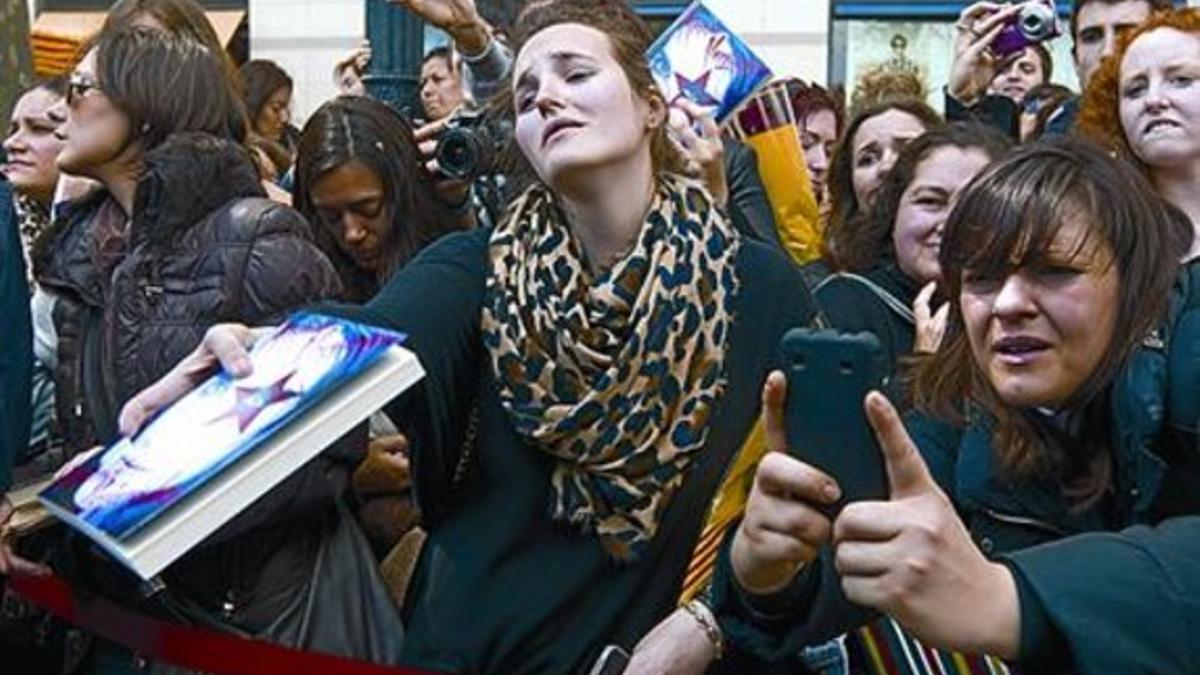 Fans de Vaquerizo esperan su firma, ayer, en la plaza de Catalunya.