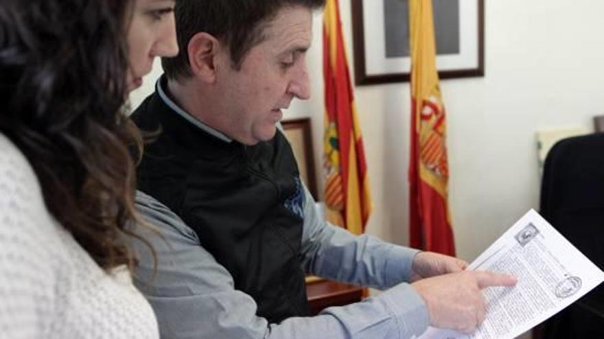 Ildefonso Salillas, alcalde de Vilanova de Sixena, mostrant documents durant l&#039;entrevista.