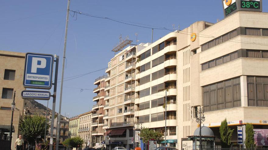 El Centro Cultural CAM, a la derecha, junto al puente nuevo de Orihuela, en una imagen de archivo