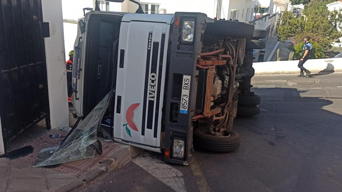 El camión, tras el vuelco, en el barrio de Titerroy de Arrecife.