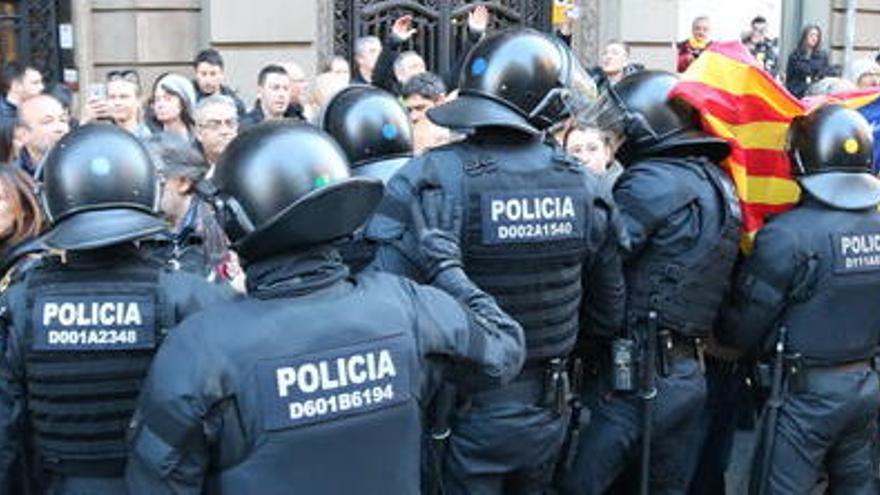 Diverses persones contingudes per agents de la policia catalana per evitar que accedeixin a la Via Laietana