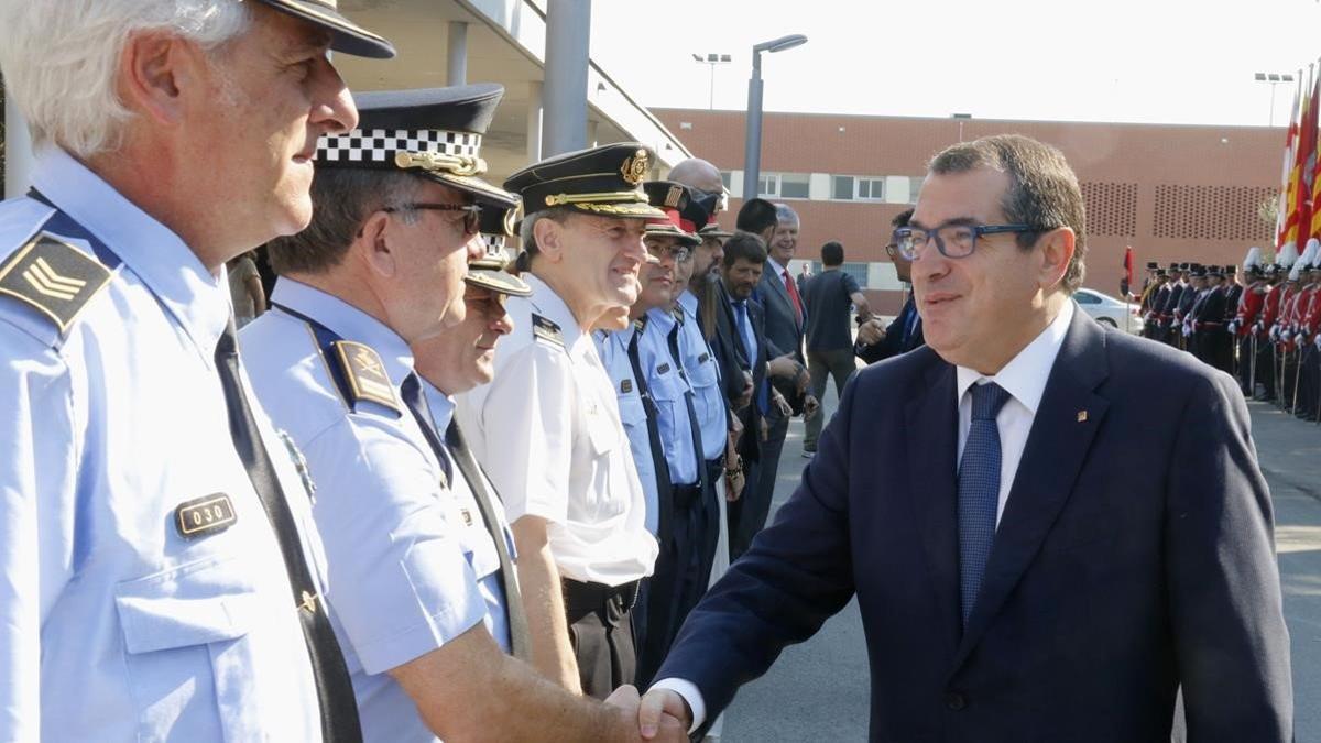 Jordi Jané saluda a mandos policiales, en junio del 2016, cuando era 'conseller' de Interior de la Generalitat.